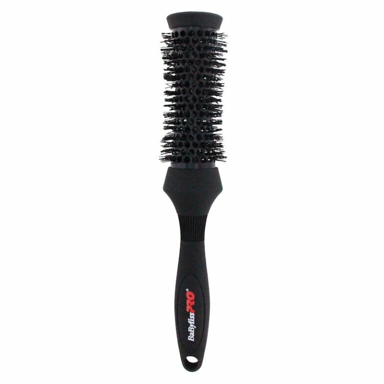 De BaByliss Pro 4Artists Föhnborstel 33MM is een ronde haarborstel uit speciale productlijn van Babyliss Pro. De Babyliss Pro 4Artists productlijn is speciaal ontwikkeld door een team van experts bestaande uit vooraanstaande kappers, barbers en stylisten zodat alle producten voldoen aan de hoge eisen van elke professional in het kappersvak. Creëer de mooiste contouren en maximaal volumineus haar met de 4Artists Föhnborstel 33mm van Babyliss Pro. In samenwerking met het vooraanstaande merk Denham, heeft BaByliss Pro een lijn van innovatieve föhnborstels ontworpen. Met deze föhnborstels kan jij het haar van je klanten razendsnel in model föhnen met een uiterst langdurig resultaat. Door de speciaal ontwikkelde zandloper vorm, volgt de borstel de vorm van het hoofd. Hierdoor kom je met deze föhnborstel nog dichter bij de haarwortels kan komen voor een optimale brushing, lift en maximale volume effect. De cilinder van de borstel heeft een keramische coating is voorzien van luchtgaatjes voor een optimale luchtcirculatie. Mede door de coating en de luchtgaatjes, verkort het niet alleen je droogtijd maar wordt de warmte gelijkmatig verdeeld en voorkomt schade aan het haar. Voor een optimale grip van het haar, heeft de borstel geplooide en zig-zag borstelharen. Hiermee kan je zelfs het meest stugge haar mooi stijlen en is het vriendelijke voor de hoofdhuid. Voor een optimaal comfort bij gebruik, is het handvat van de borstel voorzien van een soft touch handvat. Dit speciale handvat ligt niet alleen comfortabel in elke hand maar bied je ook maximale grip. Kenmerken van de BaByliss Pro 4Artists Föhnborstel 33MM: Ronde föhnborstel Een omtrek van 33MM Speciaal ontwikkelde zandloper vorm om de contouren van het hoofd te volgen Geplooide zig-zag borstelharen voor makkelijk gebruik bij alle haartype Keramische coating voor een goede warmteregulatie Soft tocuh handvat voor maximaal comfort Ben je geïnteresseerd in de 4Artists Föhnborstel 33MM maar wil je borstel met een andere omtrek? Ontdek dan ook de andere varianten van de 4Artists Föhnborstel: 25MM BaByliss Pro 4Artists Föhnborstel – BABDB25E 33MM BaByliss Pro 4Artists Föhnborstel – BABDB33E 43MM BaByliss Pro 4Artists Föhnborstel – BABDB43E 53MM BaByliss Pro 4Artists Föhnborstel 33MM